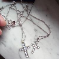 2 catenine molto lunghe in argento con crocifisso 