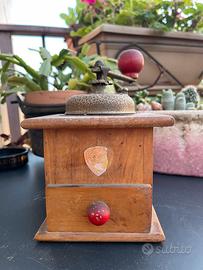 Antico macinino del caffè in legno