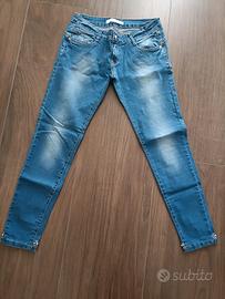 jeans con dettagli