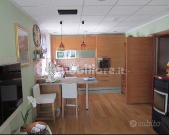 Cucina angolare completa di elettrodomestici