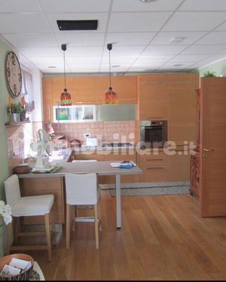 Cucina angolare completa di elettrodomestici
