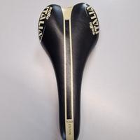 sella in carbonio per bici da corsa