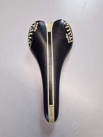 sella in carbonio per bici da corsa