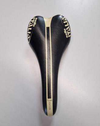 sella in carbonio per bici da corsa