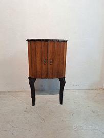 Un mobiletto contenitore in pieno stile Art Decò