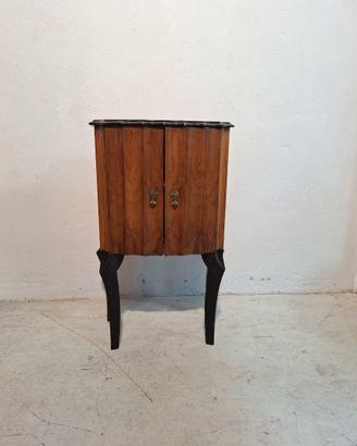 Un mobiletto contenitore in pieno stile Art Decò