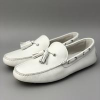 Mocassini bianchi in pelle con nappine