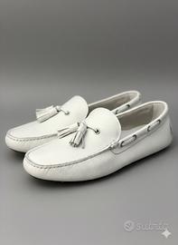 Mocassini bianchi in pelle con nappine