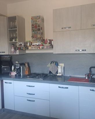 Cucina completa con forno Bosch – buone condizioni