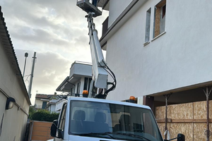 Camion mercedes con piattaforma multitel