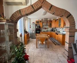 Bifamiliare intera x 2 nuclei familiari