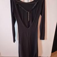 Abito da sera nero con scollo sulla schiena e gioi