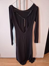 Abito da sera nero con scollo sulla schiena e gioi