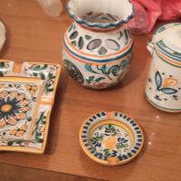 oggetti in ceramica più tavolo in plastica bianco