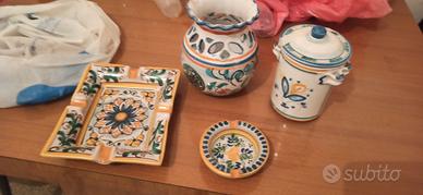 oggetti in ceramica più tavolo in plastica bianco