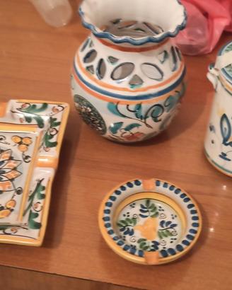 oggetti in ceramica più tavolo in plastica bianco