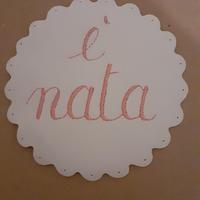 Toppa su tessuto ("è nata")