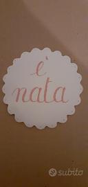 Toppa su tessuto ("è nata")