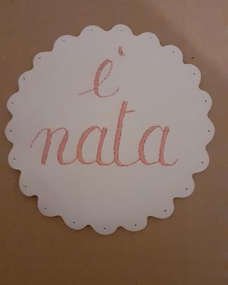 Toppa su tessuto ("è nata")
