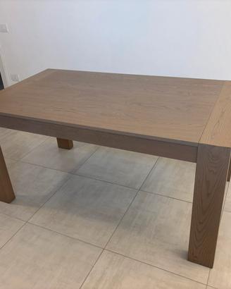 Tavolo in legno allungabile.