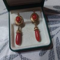 orecchini con pendente in oro 750 e corallo sardo