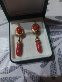 orecchini con pendente in oro 750 e corallo sardo