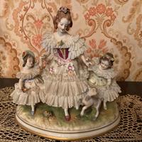 Dama con bambini in ceramica Capodimonte