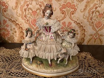 Dama con bambini in ceramica Capodimonte