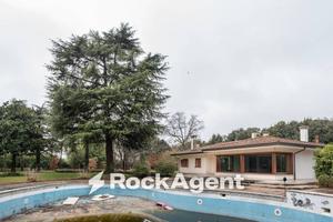 Villa di 700 m² con più di 5 locali e box auto a Q