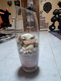 Vaso con sabbia e conchiglie 