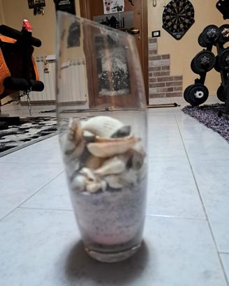 Vaso con sabbia e conchiglie 
