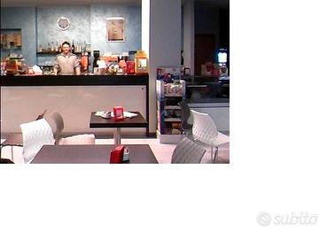 Arredo bar con banco frigo vetrina sedie completo