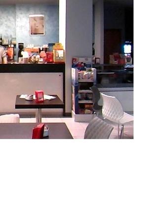Arredo bar con banco frigo vetrina sedie completo