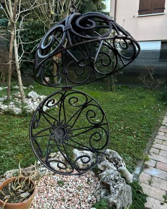 Sfera in ferro apribile da appendere in giardino