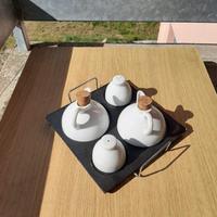 Set olio e aceto ceramica su vassoio in legno AD