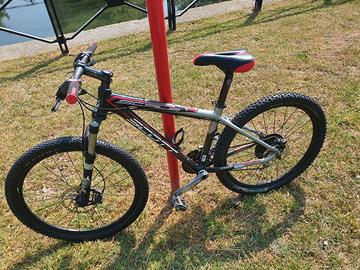 Bici mountain bike Scott in fibra di carbonio 