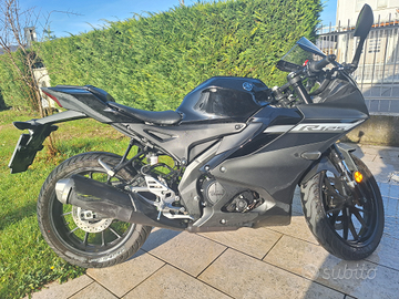 Yamaha YZF R125 nera 2024