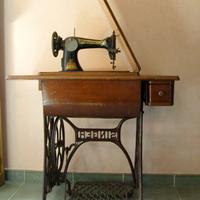 Macchina da cucire antica Singer
