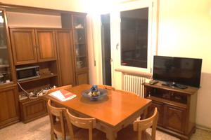 Appartamento arredato con 2 camere e posti auto