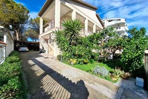 Villa con ampia corte/giardino in posizione strate