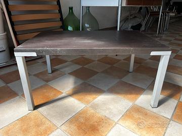 Tavolino nero con gambe in acciaio