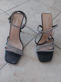 Sandali con tacco , strass e laccetto. Neri. T 40
