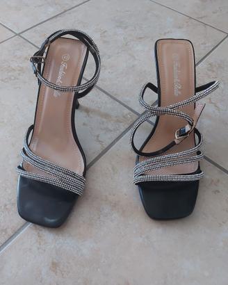 Sandali con tacco , strass e laccetto. Neri. T 40