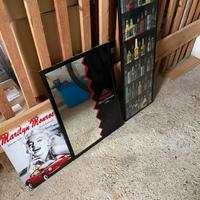 Quadri pubblicitari e lampada