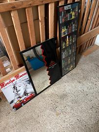 Quadri pubblicitari e lampada