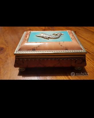 Cofanetto in latta vintage. 