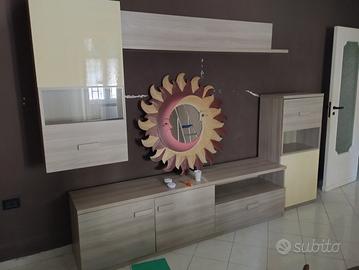 Parete attrezzata e divano letto 