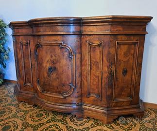 Splendida credenza mossa in radica di noce .