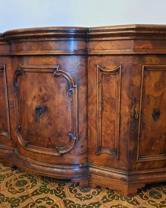 Splendida credenza mossa in radica di noce .