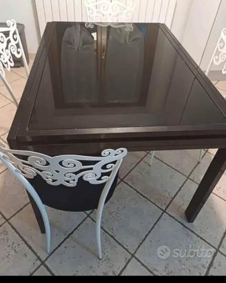 tavolo in vetro e acciaio 